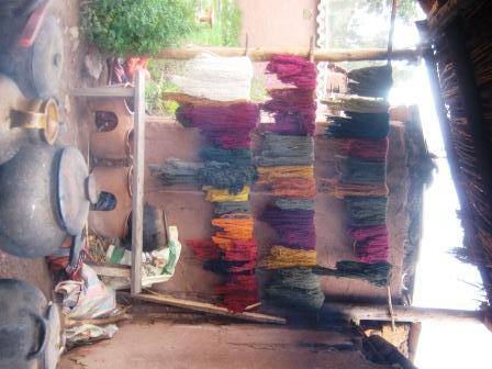 lã colorida tingida secando